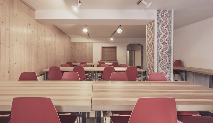 Room with several tables and chairs  | © Davos Klosters Mountains