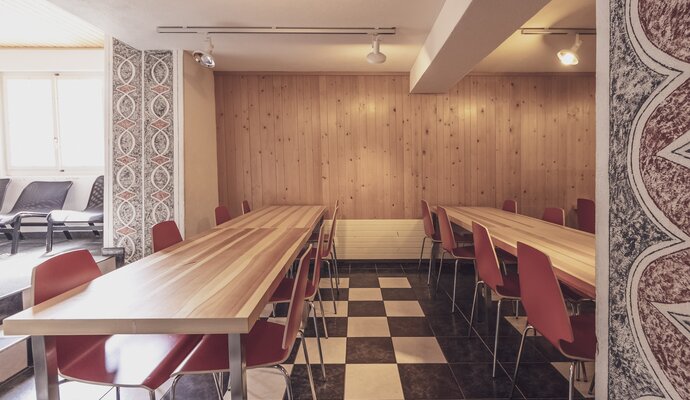 Room with several tables and chairs  | © Davos Klosters Mountains