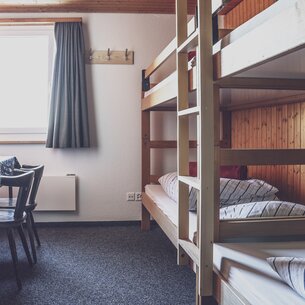 Bright multi-bed room with bunk beds | © Davos Klosters Mountains