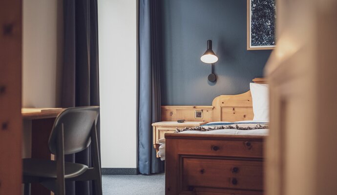 Hotel room with desk and bed | © Davos Klosters Mountains