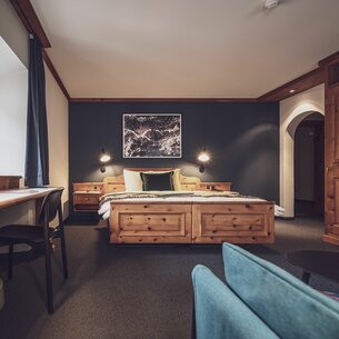 Large hotel room with double bed | © Davos Klosters Mountains