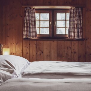 Double bed with small window | © Davos Klosters Mountains