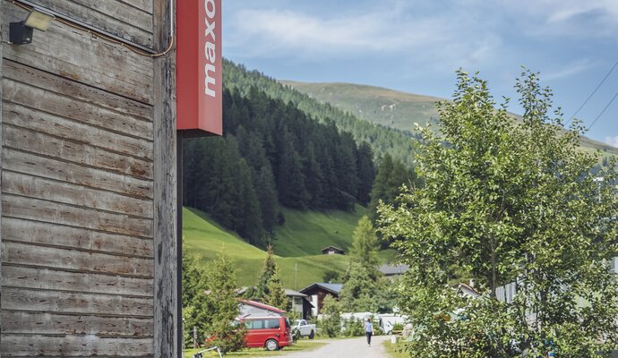 Aussenansicht vom Maxon Pavillon über den Camping | © Davos Klosters Mountains