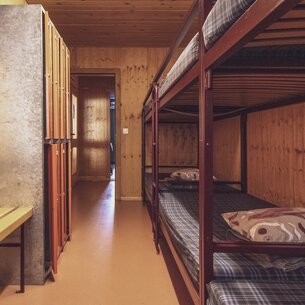 Shared room with bunk beds and wardrobes | © Davos Klosters Mountains