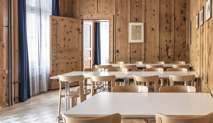 Room with 3 tables and chairs  | © Davos Klosters Mountains