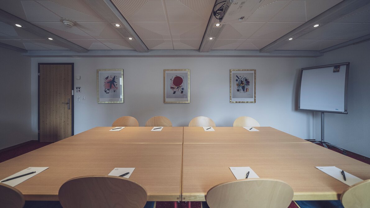 Seminarraum mit Tischen und Stühlen  | © Davos Klosters Mountains 